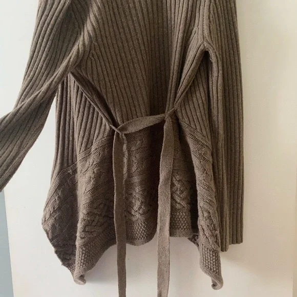 BCBG chunky belted sweater size M - Picture 4 of 7